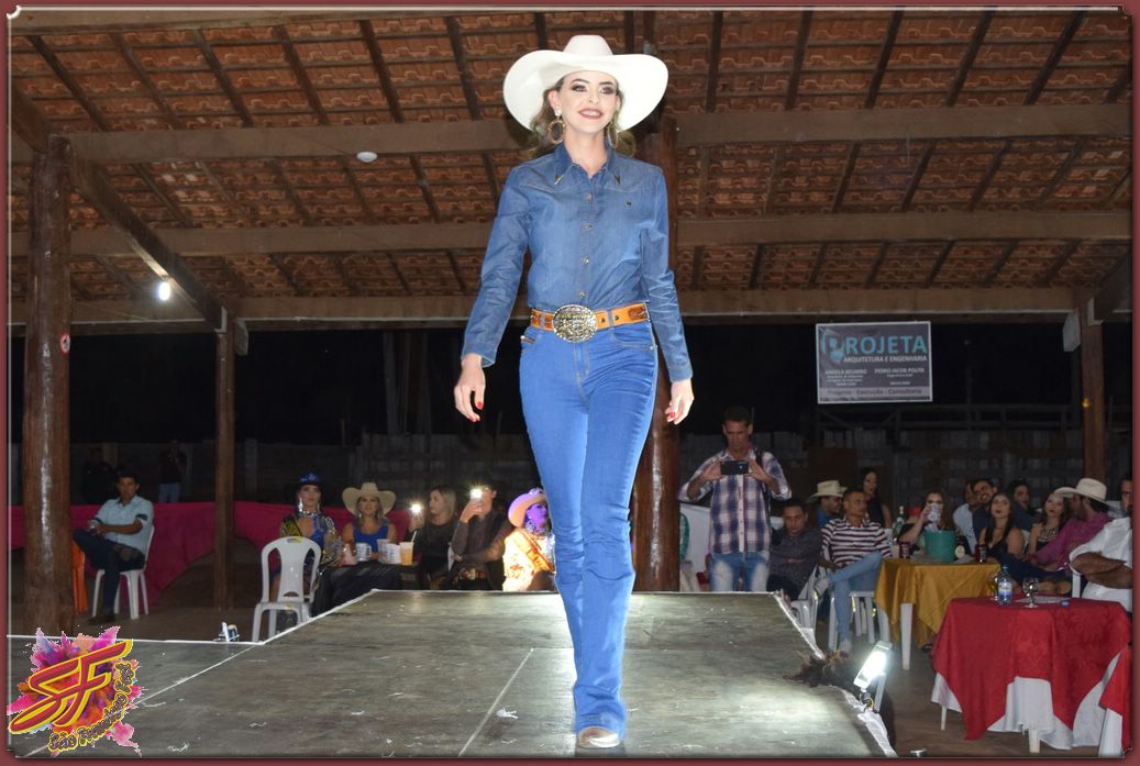 DESFILE DA RAINHA DA EXPOVALE 2019